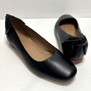 Bernardo Black flats women’s size 7 Leather with lovely Bow detail on back